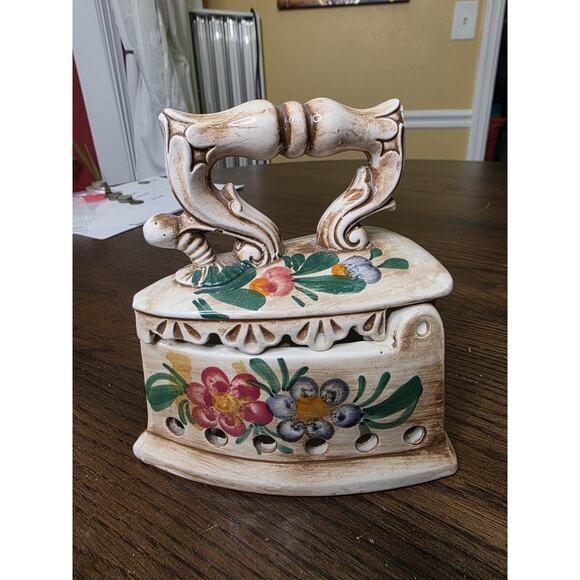 Vintage Delft Italian Ceramic Hinged Trinket Box in Hot Iron Shape Bassano Stamp - Picture 2 of 16